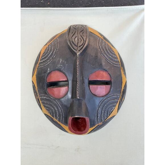 Handcrafted Ghanaian Tribal Mask – African Wall Art with Bold Geometric Design - Picture 1 of 2